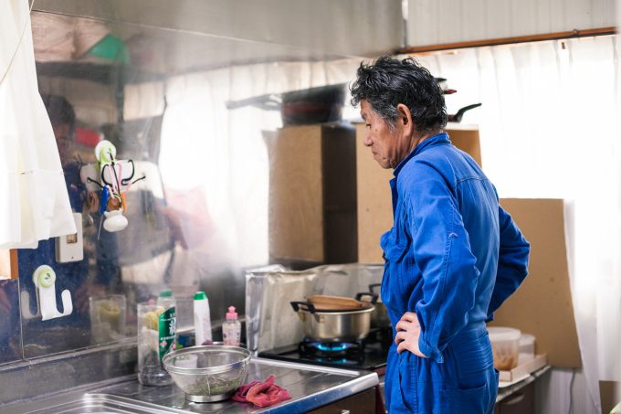 木の芽を調理する滝沢博さん