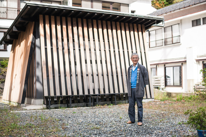 ポンプ小屋と柳靖治さん