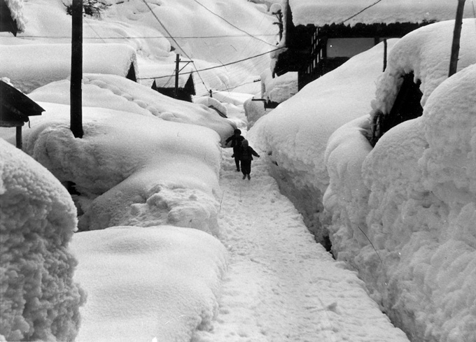 雪にすっぽりと包まれた温泉街